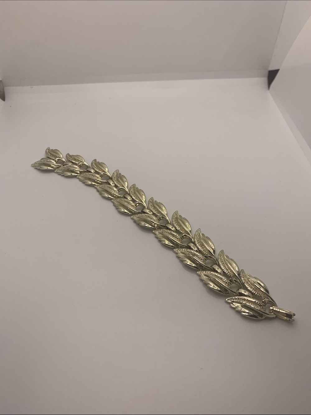 Gold Leaf Link Bracelet - Elegant Women's Accessory